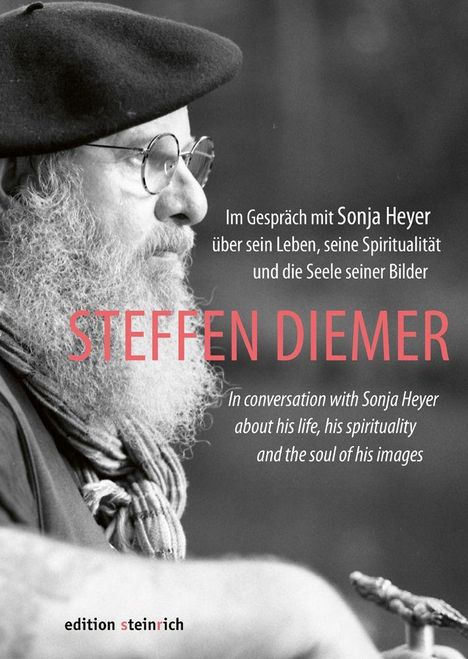 Text: Im Gespräch mit Sonja Heyer über sein Leben, seine Spiritualität und die Seele seiner Bilder. STEFFEN DIEMER. edition steinrich. Schwarz-weiß Portrait eines bärtigen Mannes mit Mütze und Brille.
