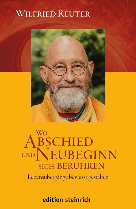 „Wo Abschied und Neubeginn sich berühren. Lebensübergänge bewusst gestalten.“ Porträt eines lächelnden Mannes.