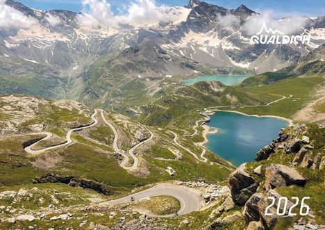 „Qualdich“ oben rechts, „2026“ unten rechts. Serpentinenstraße, Berglandschaft mit Seen und schneebedeckten Gipfeln.