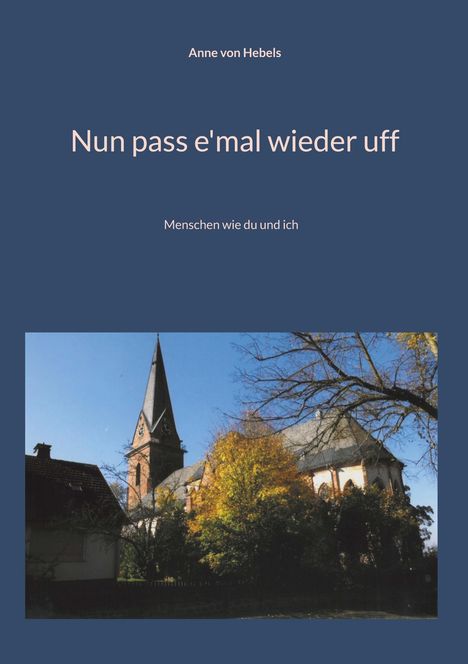 "Nun pass e'mal wieder uff" von Anne von Hebels. Darunter ein Foto einer Kirche mit blauem Himmel und Herbstbäumen.