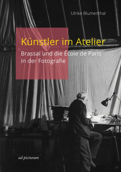 „Künstler im Atelier“ steht groß, darunter „Brassaï und die École de Paris in der Fotografie“. Ein älterer Mann arbeitet am Tisch.