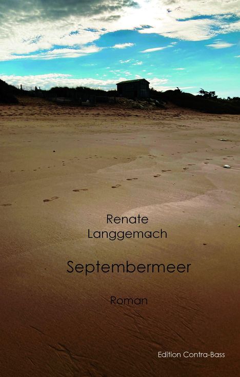 Text: „Renate Langgemach, Septembermeer, Roman, Edition Contra-Bass.“ Sandstrand mit Spuren, Himmel und Dünen im Hintergrund.