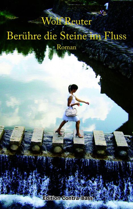 Text: "Wolf Reuter, Berühre die Steine im Fluss, Roman, Edition Contra-Bass". Eine Person geht über Steine im Wasser.