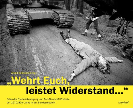 Texte: "Wehrt Euch, leistet Widerstand...", Fotos der Friedensbewegung der 1970/80er. Schwarz-weißes, kämpferisches Szenario.