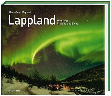 „Lappland. Unterwegs in Weite und Licht.“ Oben Polarlichter über verschneiter Landschaft. Autor: Klaus-Peter Kappest.