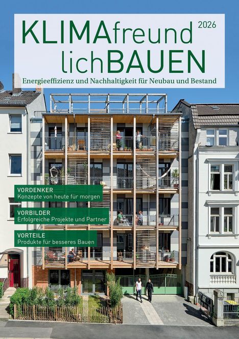 "KLIMAfreundlichBAUEN 2026. Energieeffizienz und Nachhaltigkeit. Mehrfamilienhaus mit Holzfassade und Balkonen."