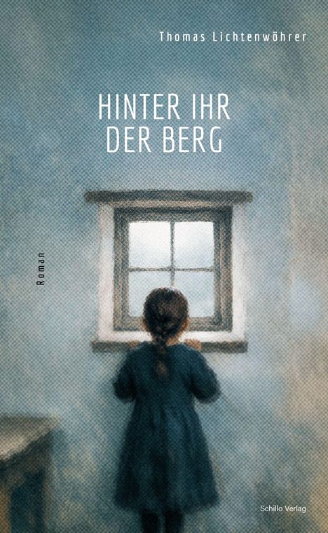 Text: "Hinter ihr der Berg", "Thomas Lichtenwöhrer", "Roman". Ein Mädchen schaut aus einem Fenster, grau-blaue Töne dominieren.