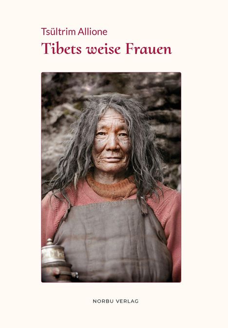 "Tibets weise Frauen" von Tsültrim Allione. Eine ältere Frau mit zerzaustem Haar und traditioneller Kleidung schaut ernst.