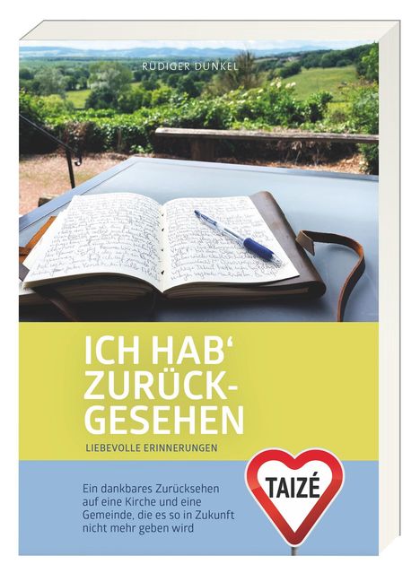 "ICH HAB’ ZURÜCKGESEHEN - LIEBEVOLLE ERINNERUNGEN. Ein Notizbuch mit Stift auf einem Tisch, Landschaft im Hintergrund."