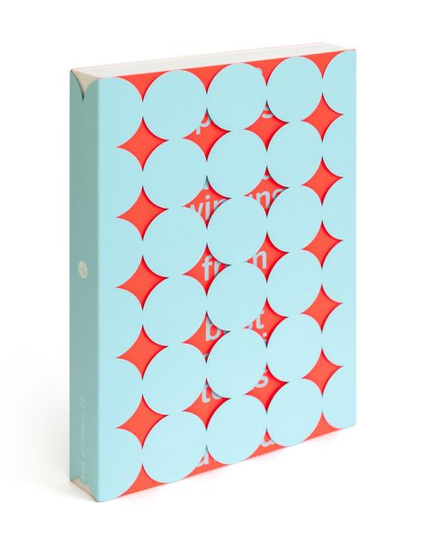 „best architects 26“ auf dem Rücken. Rotes und hellblaues Kreismuster, das Text teilweise verdeckt.