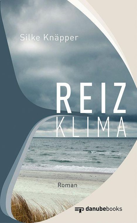 "Silke Knäpper, REIZ KLIMA, Roman. Küste mit Meer und grauem Himmel im Hintergrund, modernes Design, Logo danubebooks."