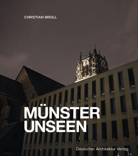 "MÜNSTER UNSEEN" steht in großen weißen Buchstaben vor einem beleuchteten gotischen Kirchturm bei Nacht.