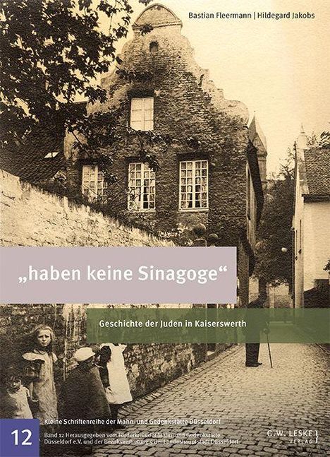 Zitat: "haben keine Sinagoge", Thema: Geschichte der Juden in Kaiserswerth. Historisches Gebäude mit Personen davor.