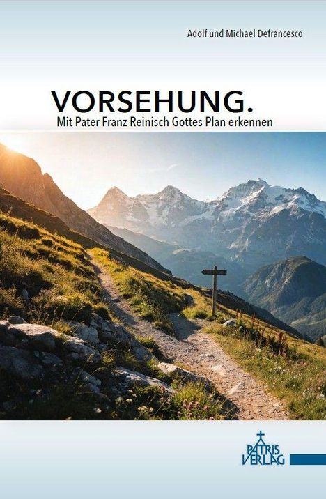 „Vorsehung. Mit Pater Franz Reinisch Gottes Plan erkennen.“ Ein Bergpfad führt zu einem Gipfel bei Sonnenuntergang.