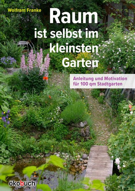 „Raum ist selbst im kleinsten Garten“ beschreibt Anleitungen für Stadtgärten. Üppige Pflanzen, Pfad, kleiner Teich.
