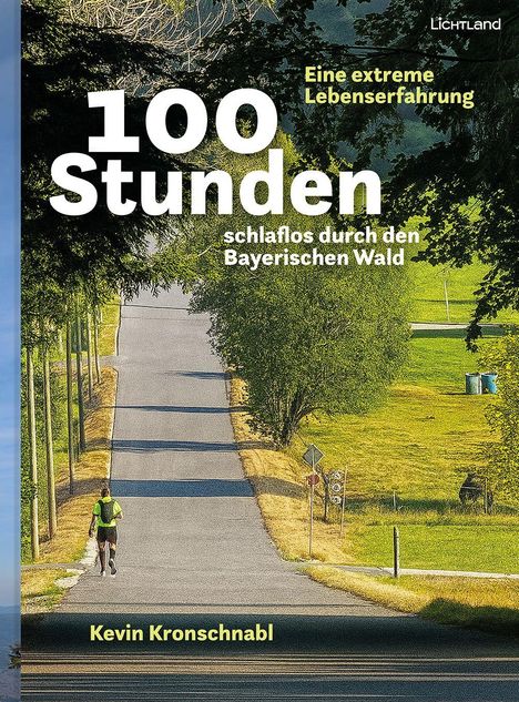 Text: „100 Stunden – Eine extreme Lebenserfahrung, schlaflos durch den Bayerischen Wald, Kevin Kronschnabl.“ Ein Läufer auf einer einsamen Landstraße, umgeben von Bäumen und Feldern.