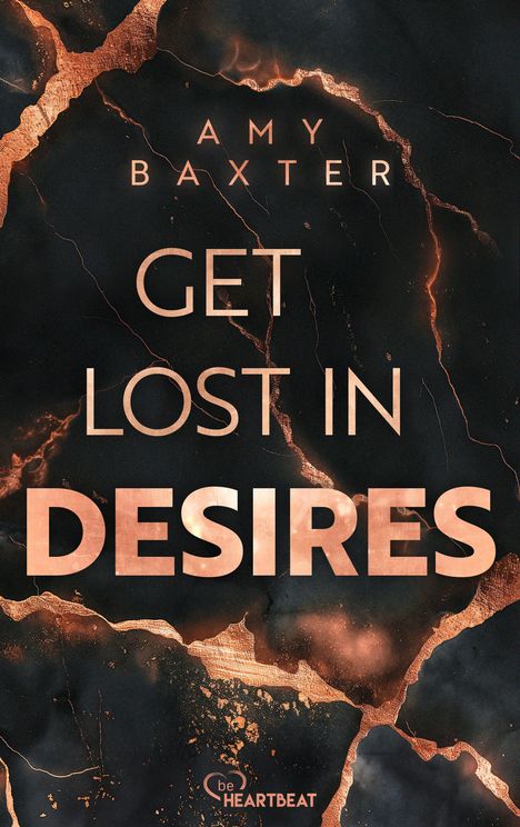 Text: "AMY BAXTER GET LOST IN DESIRES be HEARTBEAT." Hintergrund: Dunkle Oberfläche mit goldenen Adern.