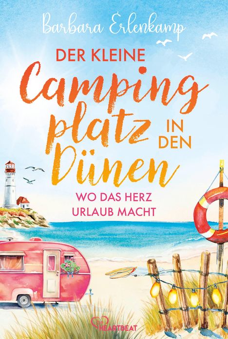 „Barbara Erlenkamp. Der kleine Campingplatz in den Dünen: Wo das Herz Urlaub macht.“ Ein Leuchtturm und ein Camper am Strand.