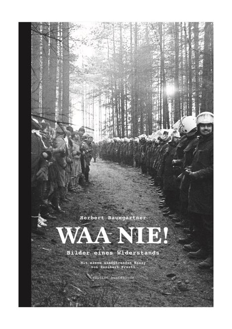 Text: "Herbert Baumgärtner WAA NIE! Bilder eines Widerstands". Schwarz-weiß-Foto: Menschen gegenüber Polizisten im Wald.
