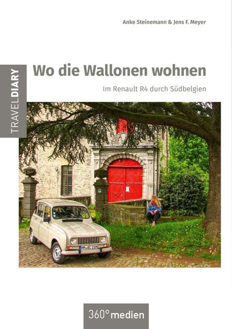 "Wo die Wallonen wohnen: Im Renault R4 durch Südbelgien." Ein Renault R4 vor einem Gebäude mit rotem Tor, Baum und sitzender Person.