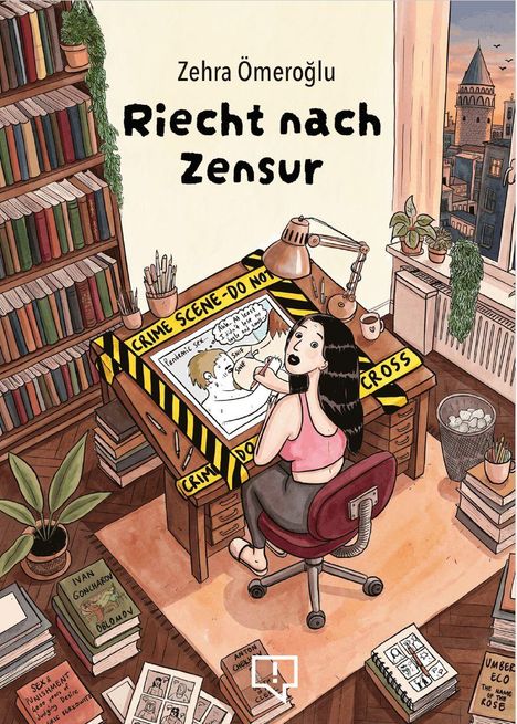 Eine Frau sitzt an einem Schreibtisch, zeichnet und ist von Bücherregalen umgeben. Ein gelbes „Crime Scene“-Band liegt auf dem Tisch.