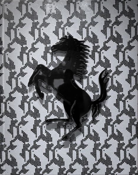 Logo eines aufsteigenden schwarzen Pferdes auf weiß-schwarzem Mosaikhintergrund mit Pferdemuster.