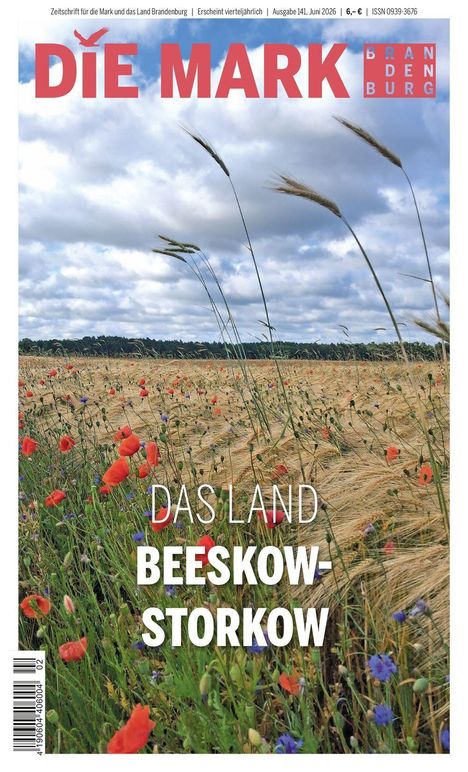 DIE MARK, DAS LAND BEESKOW-STORKOW. Ein Feld mit bunten Blumen und dramatischen Wolken am Himmel.