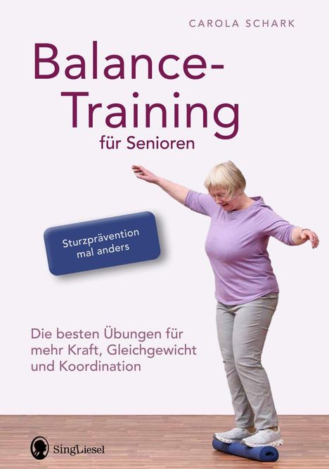 Balance-Training für Senioren. Sturzprävention mal anders. Frau auf Balancegerät.