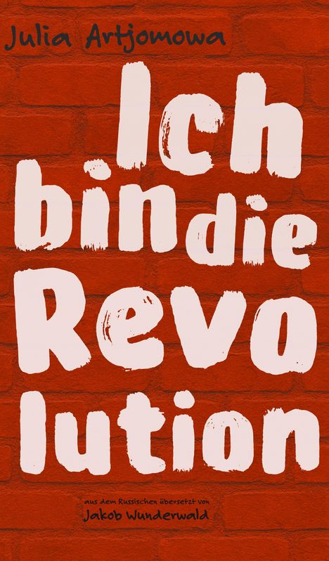 "Ich bin die Revolution" erscheint in großen weißen Buchstaben auf rotem Ziegelhintergrund.