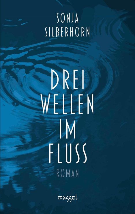 Text: "Sonja Silberhorn", "Drei Wellen im Fluss", "Roman", "maggel". Hintergrund: Blaue Wasserwellen.