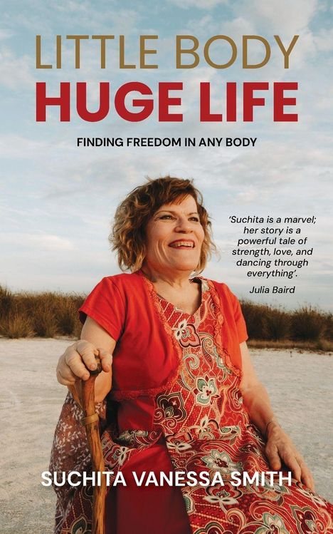 Titel: "LITTLE BODY HUGE LIFE". Darunter eine Frau in roter Kleidung mit Stock, lächelnd, vor einer natürlichen Kulisse.