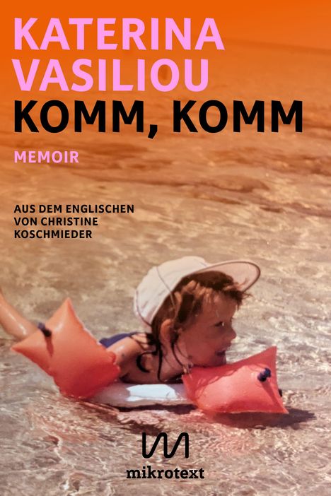 Text: "KATERINA VASILIOU KOMM, KOMM MEMOIR AUS DEM ENGLISCHEN VON CHRISTINE KOSCHMIEDER mikrotext". Kind mit Schwimmflügeln im Wasser.