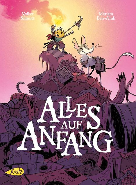 "Alles auf Anfang" in großen weißen Buchstaben. Zwei Figuren, eine Maus und ein kleiner Krieger, stehen auf Elektronikschrott.
