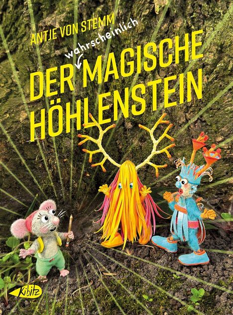 Text: “Antje von Stemm”, “wahrsc​heinlich”, “Der magische Höhlenstein”, “Kibitz”. Drei bunte Fantasiefiguren vor Baumrinde.