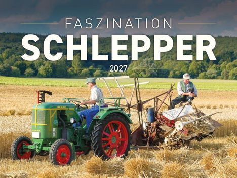"Faszination Schlepper 2027": Ein grüner Traktor auf einem Feld, einer steuert, ein anderer sitzt hinten auf dem Anhänger.