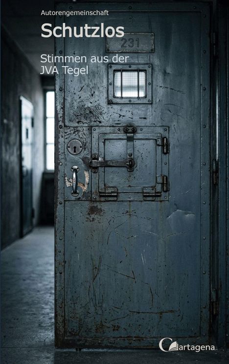 „Autoren­gemeinschaft Schutzlos Stimmen aus der JVA Tegel“. Eine schwere, abgenutzte Gefängnistür im Detail.