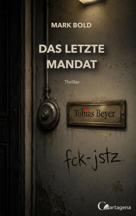 Texts: "MARK BOLD", "DAS LETZTE MANDAT", "Thriller", "Tobias Beyer", "fck-jstz". Dark, atmospheric setting with a worn wall and a doorbell.