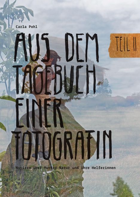 Text: "Aus dem Tagebuch einer Fotografin - Teil II. Notizen über Mutter Natur und ihre Helferinnen."  
Eine Fotografin arbeitet im Grünen.