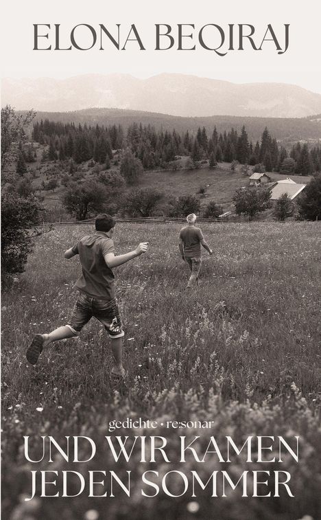 ELONA BEQIRAJ; Gedichte · re:sonar; Und wir kamen jeden Sommer. Zwei Personen laufen über eine Wiese hin zu einem Haus.
