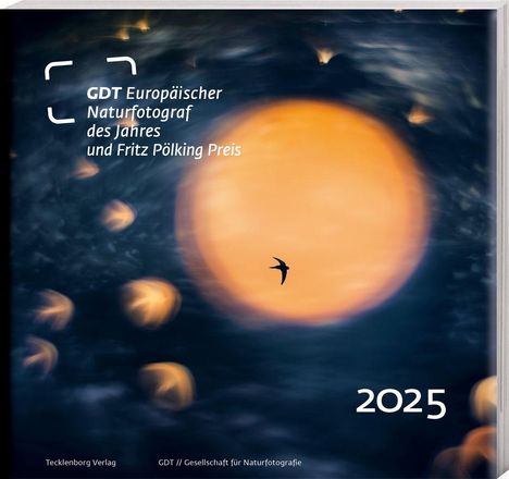 Text: "GDT Europäischer Naturfotograf des Jahres und Fritz Pölking Preis 2025." Die Illustration zeigt einen fliegenden Vogel vor einer unscharfen, leuchtenden Scheibe.