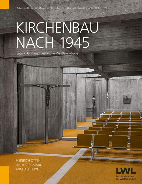 "KIRCHENBAU NACH 1945" zeigt ein modernes Kircheninterieur mit Betonwänden, orangefarbenem Boden und Sitzbänken.