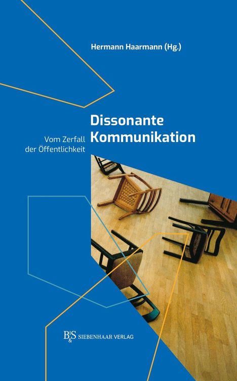„Dissonante Kommunikation“, blaue Fläche, gefallene Stühle auf Holzboden, geometrische Linien in Gelb und Blau.