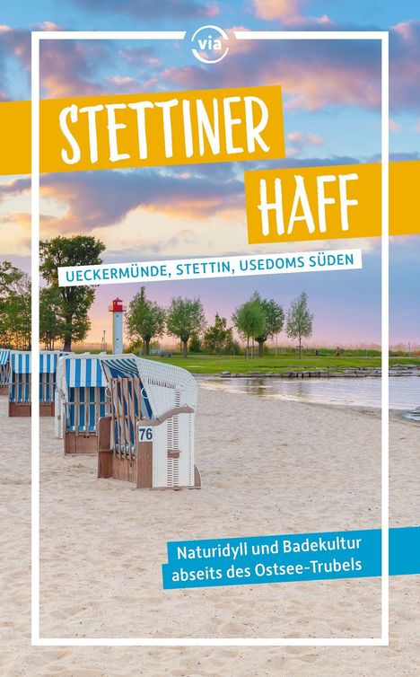 „Stettiner Haff“ und „Naturidyll und Badekultur abseits des Ostsee-Trubels“. Strandkörbe, Leuchtturm und Bäume im Hintergrund.