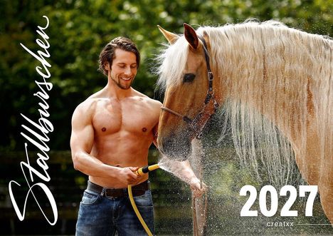 „Stallburschen“, „2027“, „creatxx“. Ein muskulöser Mann wäscht mit einem Schlauch ein blondes Pferd.