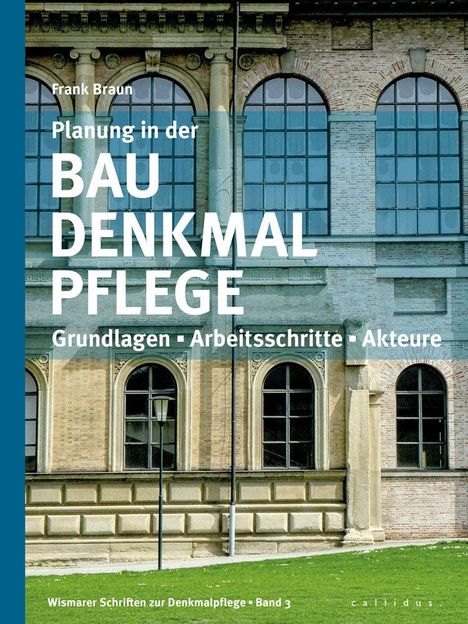 „Planung in der Baudenkmalpflege: Grundlagen, Arbeitsschritte, Akteure“. Historisches Gebäude mit Bögen.