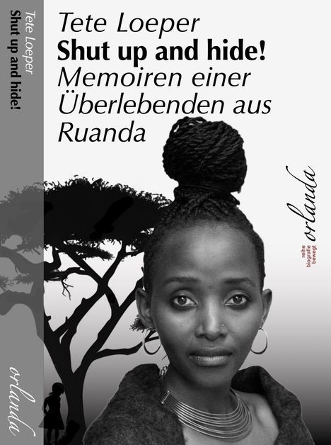 „Tete Loeper. Shut up and hide! Memoiren einer Überlebenden aus Ruanda.“ Schwarz-weißes Foto einer Frau vor einem Baum.