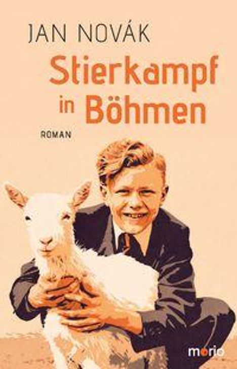 "Stierkampf in Böhmen" von Jan Novák, Roman. Ein Junge in Anzug hält eine Ziege. Dominante Farben: Orange, Weiß.