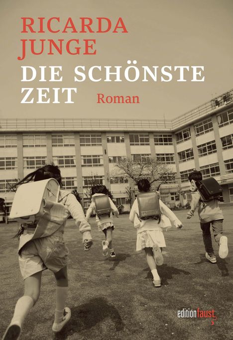 "RICARDA JUNGE, DIE SCHÖNSTE ZEIT, Roman. Vier Kinder mit Rücksäcken rennen vor einem Schulgebäude."