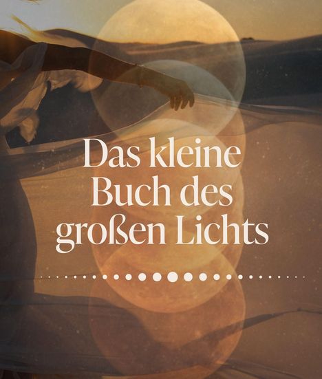 "Das kleine Buch des großen Lichts." Im Hintergrund ein stimmungsvolles Bild mit warmen Farbtönen und einer Person.