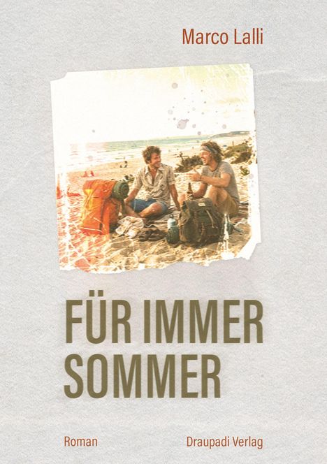 Titel: "FÜR IMMER SOMMER". Autor: "Marco Lalli". Untertitel: "Roman Draupadi Verlag". Zwei Männer am Strand sitzend.